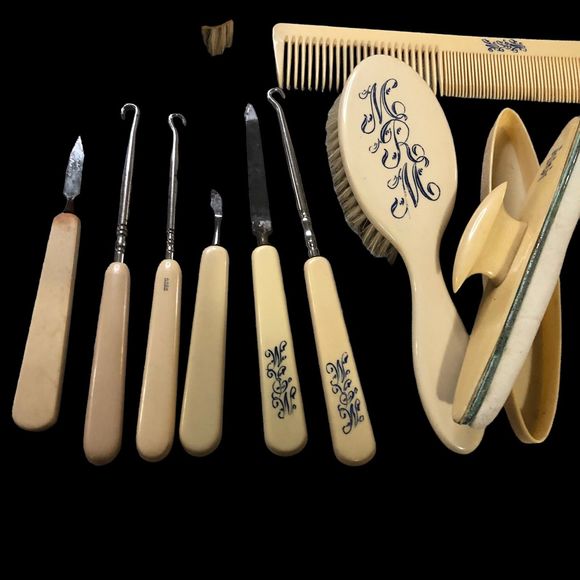 MCM Vanity Beauty Set w/Initials MRM; Bakelite? Collectible Pieces Replacement - Picture 3 of 8